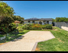 Cozy 3-Bed House in Halls Head